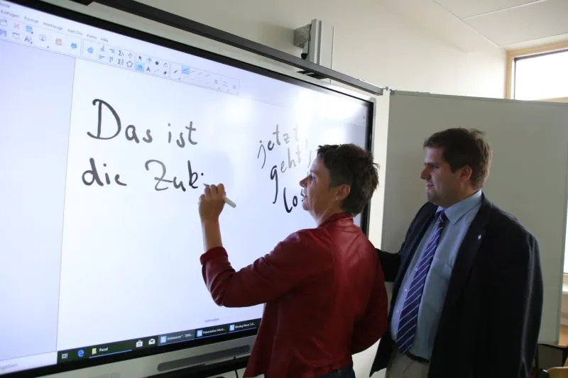  Landrätin Kirsten Fründt und Schuldezernent Marian Zachow probierten die neuen digitalen Tafeln selbst aus. Der Landkreis Marburg-Biedenkopf hat die Mittelpunktschule Dautphetal mit sechs interaktiven Displays ausgestattet, die die klassischen Kreidetafeln in den Klassenräumen ersetzen. Sie ist damit Pilotschule für den Ausbau der Digitalisierung im Kreis (Foto: Landkreis Ma-Bi/ Sascha Valentin)   
